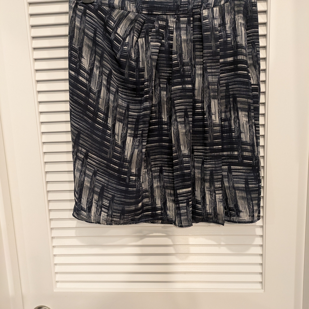 Ann Taylor Blue Navy and White Pleated Knee-Length Skirt Size 10